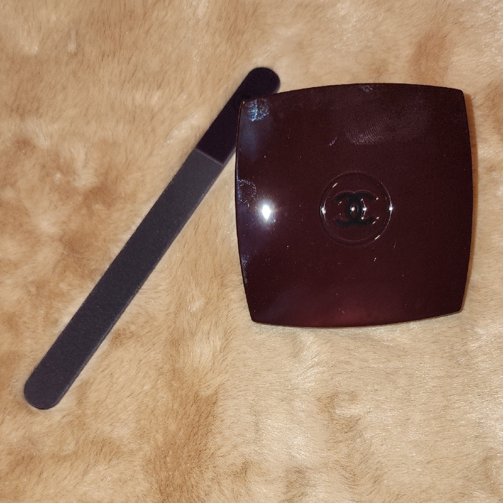 CHANEL Rouge Noir Mirror & Nail file Set - Picture 9 of 10